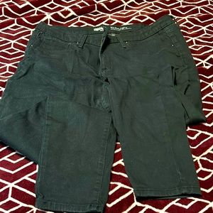 Black mid rise jeggings. Short length